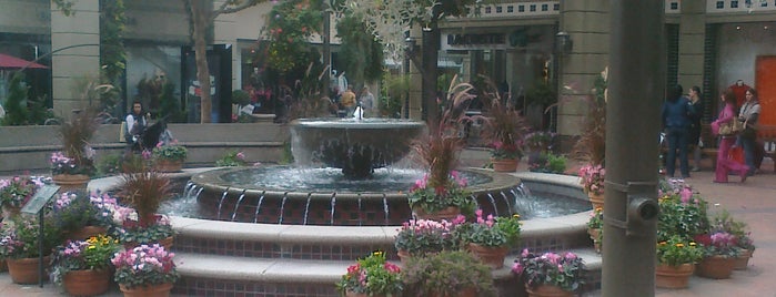 Broadway Plaza Main Fountain is one of Lieux qui ont plu à Ryan.