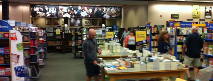 Barnes & Noble is one of Tempat yang Disimpan Joe.