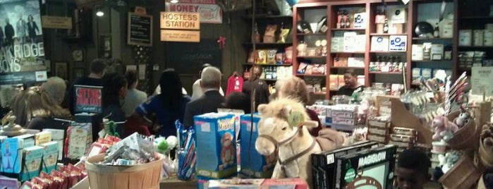 Cracker Barrel Old Country Store is one of Tempat yang Disimpan Manny.