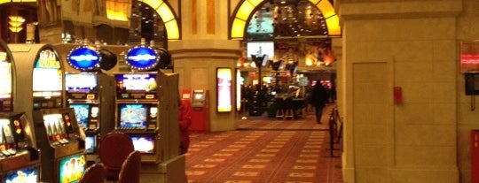 Casino Niagara is one of Lugares favoritos de Joe.