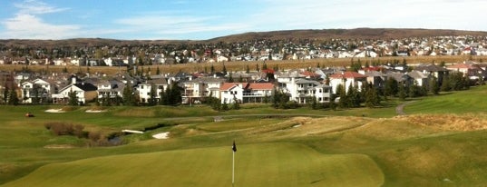 Country Hills Golf Club is one of Orte, die Joshua gefallen.