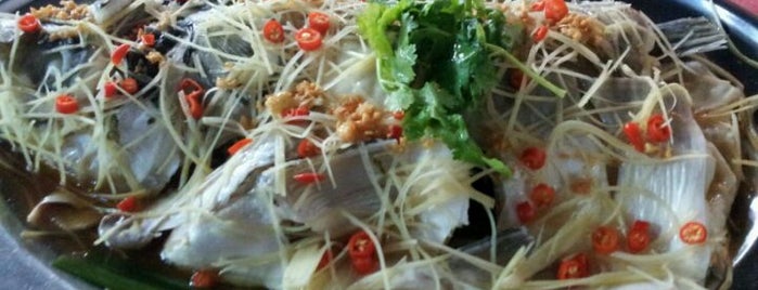 Mun Kee Steam Fish Head 文记鱼头王蒸鱼头 is one of Locais curtidos por Jeremy.