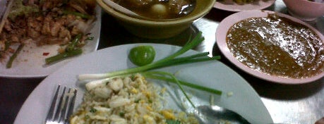 ข้าวผัดปูเมืองทอง ๑ is one of MiizAoy FooD & Drink^^.