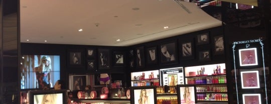 Victoria's Secret is one of Sibellさんのお気に入りスポット.