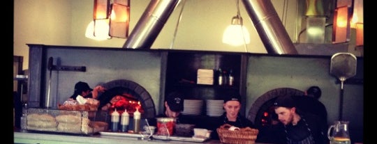 When Pigs Fly Wood-Fired Pizzeria is one of Lugares favoritos de Ian.