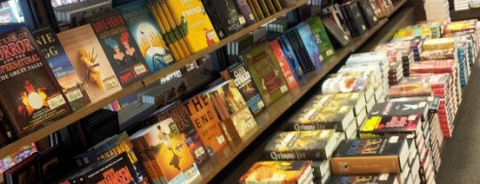 Barnes & Noble is one of aldrena'nın Beğendiği Mekanlar.