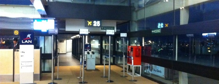 Puerta / Gate 25 is one of Aeropuertos de Chile.