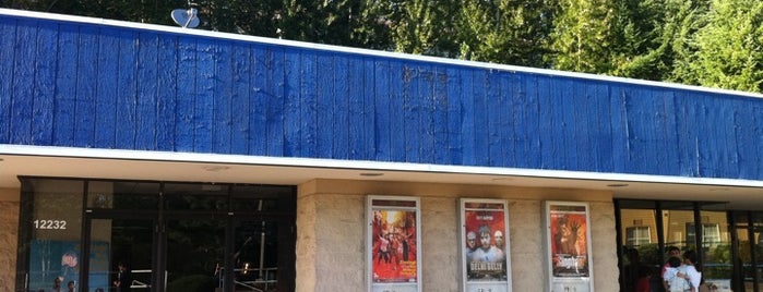 Totem Lake Cinemas is one of Orte, die Jule gefallen.