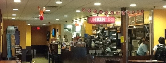 Dunkin' is one of สถานที่ที่ Bonnie ถูกใจ.