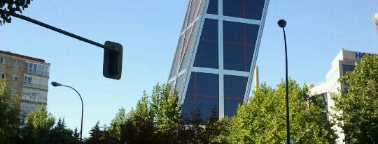 Puerta de Europa (Torres KIO) is one of 101 sitios que ver en Madrid antes de morir.