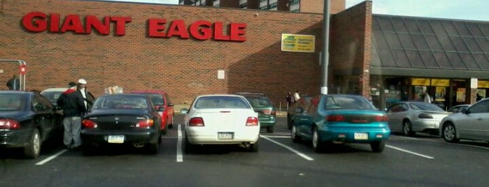 Giant Eagle Supermarket is one of Sloan’s Liked Places.