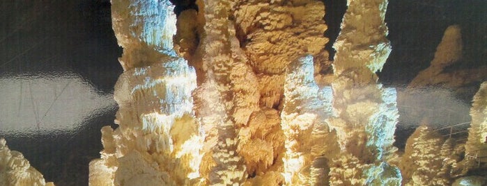 Grotte di Frasassi is one of Orte, die Simone gefallen.