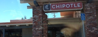 Chipotle Mexican Grill is one of Tempat yang Disukai Les.