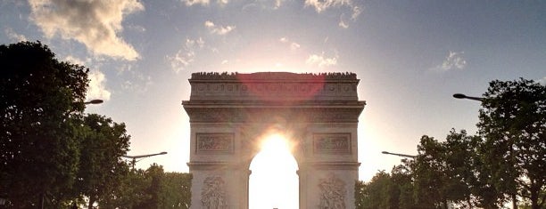 Arco de Triunfo is one of Paris.