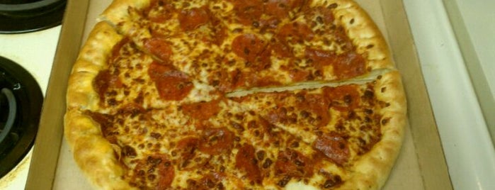 Pizza Hut is one of Lugares favoritos de Bradley.