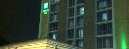 Holiday Inn Miami-International Airport is one of Fernandoさんのお気に入りスポット.