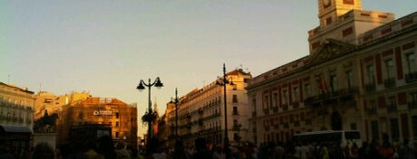 Puerta del Sol is one of 101 sitios que ver en Madrid antes de morir.