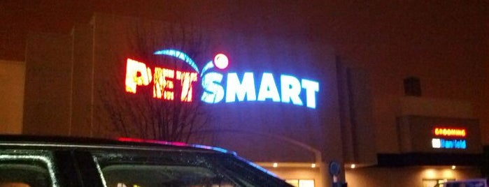 PetSmart is one of สถานที่ที่ Yoli ถูกใจ.