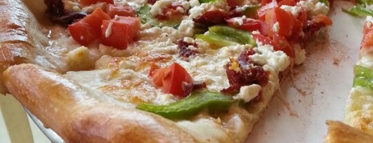 Dewey's Pizza is one of Locais salvos de Alex.