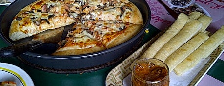 Pizza Ria Kafe is one of Explore Makassar.