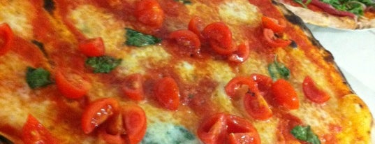Pizzeria Vesuvio is one of Locais curtidos por Vito.