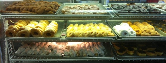Dot's Pastry Shoppe is one of Lugares favoritos de Mark.
