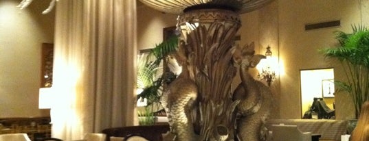 Palm Court at The Drake Hotel is one of Locais curtidos por Derek.