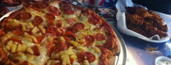 Rio's Pizza is one of Tempat yang Disimpan Marisa.