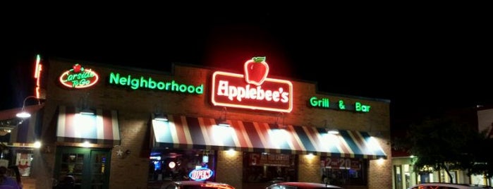 Applebee's is one of Orte, die Erica gefallen.