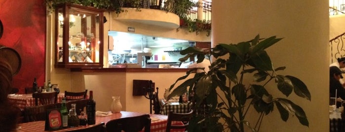 Italianni's Pasta, Pizza & Vino is one of Tempat yang Disukai Mitzy.