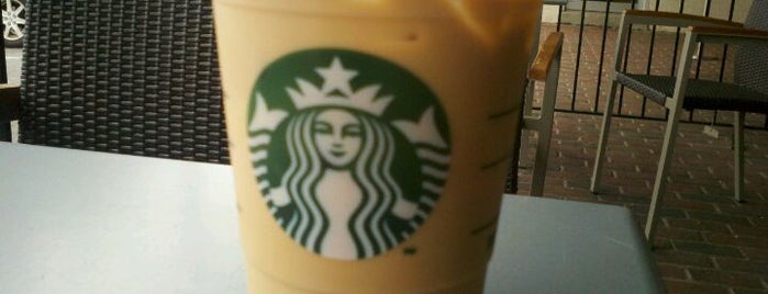Starbucks is one of Orte, die Josh gefallen.