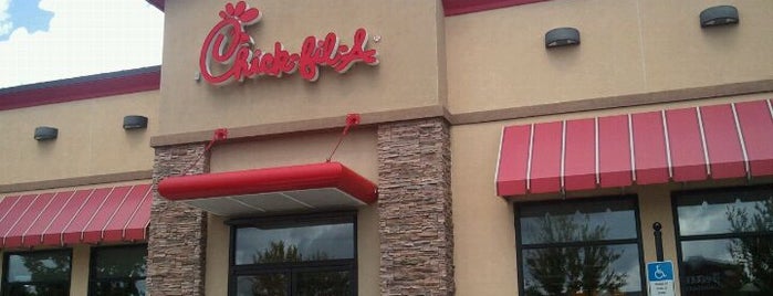 Chick-fil-A is one of Lugares favoritos de Colin.