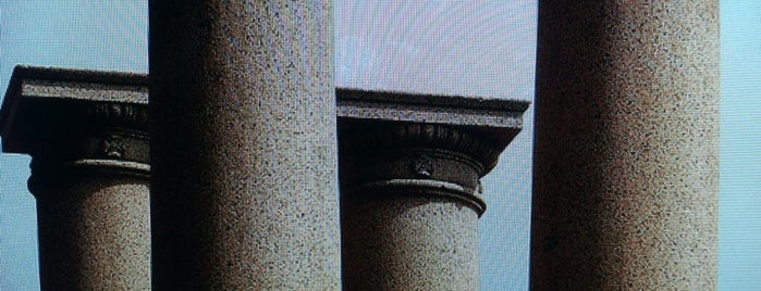 University Columns and Gate is one of สถานที่ที่บันทึกไว้ของ Anthony D Paul.