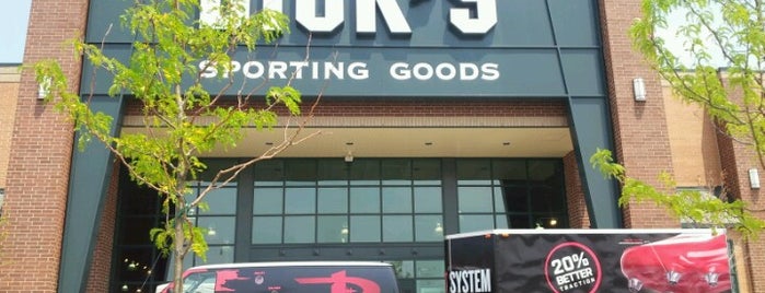 DICK'S Sporting Goods is one of Lugares favoritos de Brady.