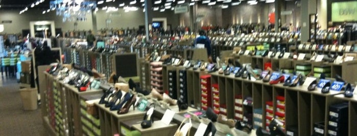 DSW Designer Shoe Warehouse is one of สถานที่ที่ Kate ถูกใจ.