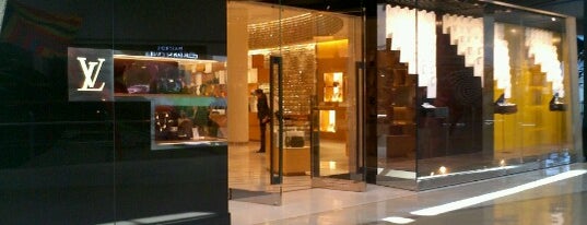 Louis Vuitton is one of สถานที่ที่บันทึกไว้ของ Fabio.