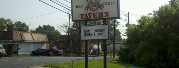 Hamilton's Tavern Bar And Grill is one of Tempat yang Disukai Divy.