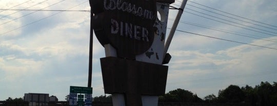 Peach Blossom Cafe is one of Orte, die Jeremy gefallen.