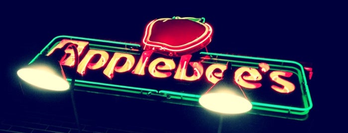 Applebee's Grill + Bar is one of Tempat yang Disukai Chuck.