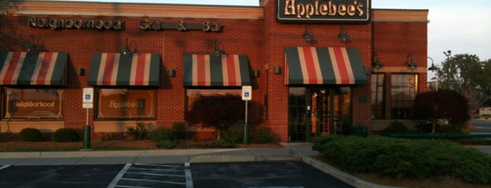 Applebee's Grill + Bar is one of Lugares favoritos de Zachary.