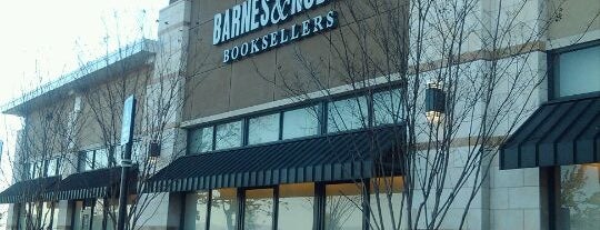 Barnes & Noble is one of Lugares favoritos de Joey.