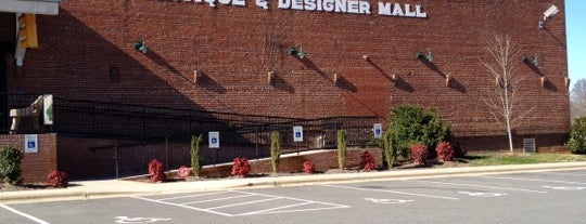 The Depot Antique and Designer Mall is one of Posti che sono piaciuti a Dave.