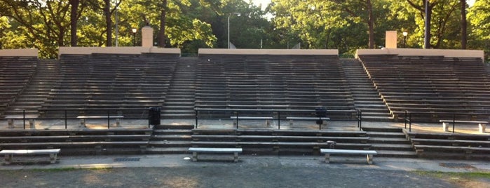 Corlears Park Amphitheater is one of Tempat yang Disukai Michael.