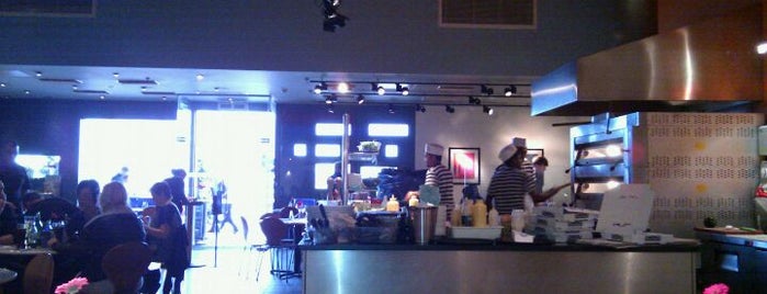 PizzaExpress is one of Lugares favoritos de Lynn.