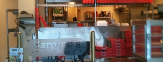 Sarpino's Pizza is one of สถานที่ที่ Kate ถูกใจ.
