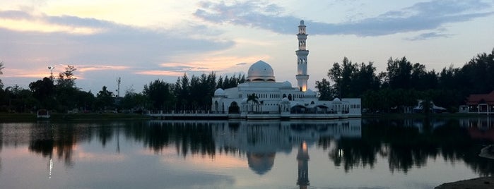 Masjid Tengku Tengah Zaharah (Masjid Terapung) is one of Masjid.