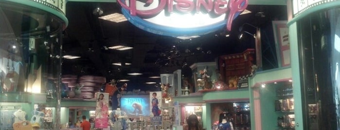 Disney Store is one of Tempat yang Disukai 🖤💀🖤 LiivingD3adGirl.