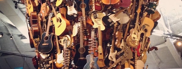 MoPOP Guitar Gallery is one of Tempat yang Disukai Enrique.