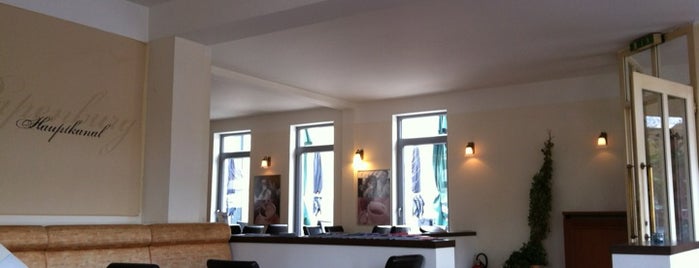 Cafe Engels is one of Tempat yang Disukai Bernard.