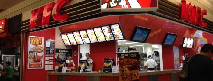 KFC is one of สถานที่ที่ Adriana ถูกใจ.